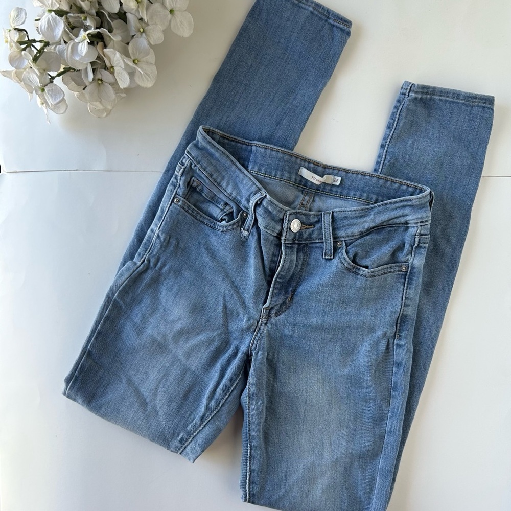 Levi’s Skinny Light Wash Denim - Picture 6 of 10